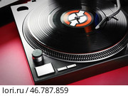 Современный DJ-микшер на цветном фоне. Стоковое фото, фотограф Pixel_shot / Фотобанк Лори