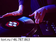 Женский DJ микширование музыки, крупным планом. Стоковое фото, фотограф Pixel_shot / Фотобанк Лори