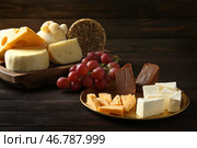 Ассорти из вкусных сыров на деревянном столе. Стоковое фото, фотограф Pixel_shot / Фотобанк Лори