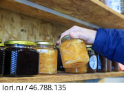 Стеклянные банки с консервированными продуктами в кладовке. Стоковое фото, фотограф Наталья Шатохина/NEWS.ru / ТАСС / Фотобанк Лори