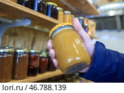 Стеклянные банки с консервированными продуктами в кладовке. Стоковое фото, фотограф Наталья Шатохина/NEWS.ru / ТАСС / Фотобанк Лори