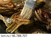 Смазывание маслом на вкусный приготовленный артишок и противень, крупный план. Стоковое фото, фотограф Pixel_shot / Фотобанк Лори