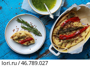 Вкусная итальянская Фокачча с базиликовым соусом на деревянном столе. Стоковое фото, фотограф Pixel_shot / Фотобанк Лори