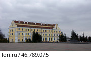 Пинск: вид через площадь Ленина на бывший коллегиум иезуитов (2020 год). Редакционное фото, фотограф Алексей Иванов / Фотобанк Лори