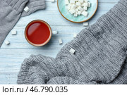 Композиция с чашкой горячего чая, сахара и теплой одежды на деревянном фоне. Стоковое фото, фотограф Pixel_shot / Фотобанк Лори