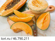 Разделочная доска с вкусной дыней на светлом столе. Стоковое фото, фотограф Pixel_shot / Фотобанк Лори