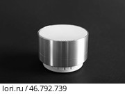 Умный дом помощник устройства на темном фоне. Стоковое фото, фотограф Pixel_shot / Фотобанк Лори