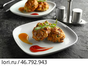Тарелка с вкусными колбасными шариками на столе. Стоковое фото, фотограф Pixel_shot / Фотобанк Лори