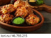 Тарелка с вкусными колбасными шариками и соусом на деревянном столе, крупным планом. Стоковое фото, фотограф Pixel_shot / Фотобанк Лори