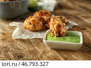 Вкусные колбасные шарики и миска с соусом на деревянном столе. Стоковое фото, фотограф Pixel_shot / Фотобанк Лори