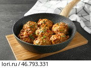 Сковорода с вкусными колбасными шариками на деревянной доске. Стоковое фото, фотограф Pixel_shot / Фотобанк Лори