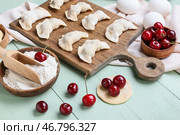 Композиция с варениками из сырой вишни на цветном деревянном фоне. Стоковое фото, фотограф Pixel_shot / Фотобанк Лори
