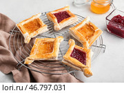 Охлаждающая решетка с датской выпечкой на светлом фоне. Стоковое фото, фотограф Pixel_shot / Фотобанк Лори