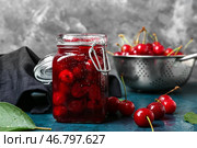 Баночка с вкусным вишневым вареньем на столе. Стоковое фото, фотограф Pixel_shot / Фотобанк Лори