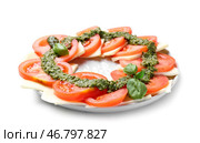 Тарелка с вкусным салатом капрезе и соусом песто на белом фоне. Стоковое фото, фотограф Pixel_shot / Фотобанк Лори