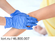 Медсестра накладывает пластырь на руку молодой женщины в клинике, крупным планом. Стоковое фото, фотограф Pixel_shot / Фотобанк Лори