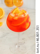 Стакан коктейля Aperol spritz на светлом фоне. Стоковое фото, фотограф Pixel_shot / Фотобанк Лори