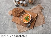 Композиция с вкусным супом из квашеной капусты на фоне гранж. Стоковое фото, фотограф Pixel_shot / Фотобанк Лори