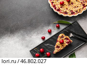 Тарелка с кусочком вкусного вишневого пирога на черно-белом фоне. Стоковое фото, фотограф Pixel_shot / Фотобанк Лори