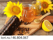 Различные продукты пчеловодства с лимоном на деревянном фоне. Стоковое фото, фотограф Pixel_shot / Фотобанк Лори