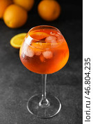 Стакан вкусного коктейля aperol spritz на темном фоне. Стоковое фото, фотограф Pixel_shot / Фотобанк Лори
