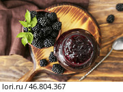 Банка вкусного ежевичного джема и ягод на деревянном фоне. Стоковое фото, фотограф Pixel_shot / Фотобанк Лори