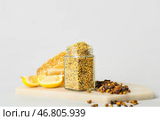 Баночка с пчелиной пыльцой, пергой, сотами и лимоном на светлом фоне. Стоковое фото, фотограф Pixel_shot / Фотобанк Лори