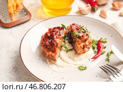 Тарелка с вкусными лодочками из фарша, грибами и плавленым сырком на столе. Стоковое фото, фотограф Pixel_shot / Фотобанк Лори