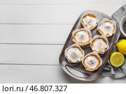 Форма для выпечки с вкусными глазированными булочками с маком на белом деревянном фоне. Стоковое фото, фотограф Pixel_shot / Фотобанк Лори