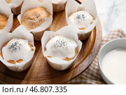 Деревянная доска с вкусными глазированными булочками с маком на столе, крупным планом. Стоковое фото, фотограф Pixel_shot / Фотобанк Лори