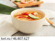 Тарелка вкусного тайского супа с креветками на столе. Стоковое фото, фотограф Pixel_shot / Фотобанк Лори