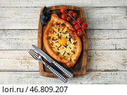 Доска с вкусными хачапури по-аджарски на светлом деревянном фоне. Стоковое фото, фотограф Pixel_shot / Фотобанк Лори