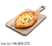 Деревянная доска с вкусными хачапури по-аджарски на белом фоне. Стоковое фото, фотограф Pixel_shot / Фотобанк Лори