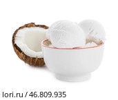 Чаша с вкусным кокосовым мороженым на белом фоне. Стоковое фото, фотограф Pixel_shot / Фотобанк Лори