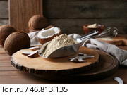 Совок с кокосовой мукой на деревянном фоне. Стоковое фото, фотограф Pixel_shot / Фотобанк Лори