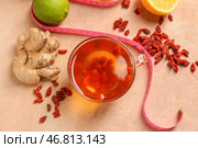 Чашка с чаем годжи и здоровыми продуктами на цветном фоне. Стоковое фото, фотограф Pixel_shot / Фотобанк Лори