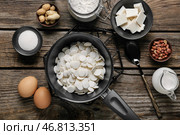 Кастрюля с шоколадными каплями и ингредиентами для выпечки на деревянном фоне. Стоковое фото, фотограф Pixel_shot / Фотобанк Лори