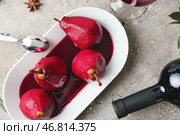 Тарелка вкусных груш пашот в винном соусе на фоне гранж. Стоковое фото, фотограф Pixel_shot / Фотобанк Лори