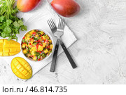 Чаша со свежей сальсой из манго на светлом фоне. Стоковое фото, фотограф Pixel_shot / Фотобанк Лори