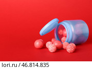 Баночка с вкусной жевательной резинкой на цветном фоне. Стоковое фото, фотограф Pixel_shot / Фотобанк Лори