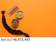 Миски с хной, плетеной прядью и гребнем для волос на цветном фоне. Стоковое фото, фотограф Pixel_shot / Фотобанк Лори