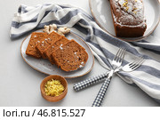 Тарелка с кусочками пряничного торта на светлом фоне. Стоковое фото, фотограф Pixel_shot / Фотобанк Лори
