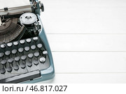 Винтажная печатная машинка с пустым листом бумаги на белом деревянном столе. Стоковое фото, фотограф Pixel_shot / Фотобанк Лори