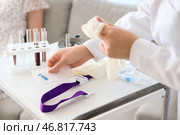 Женщина-врач готовит донора к переливанию крови в клинике, крупным планом. Стоковое фото, фотограф Pixel_shot / Фотобанк Лори