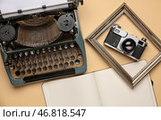 Композиция с винтажной пишущей машинкой, фотокамерой и открытой записной книжкой на бежевом фоне. Стоковое фото, фотограф Pixel_shot / Фотобанк Лори