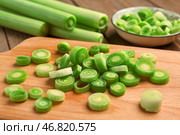 Доска и миска с кусочками свежего лука-порея, крупным планом. Стоковое фото, фотограф Pixel_shot / Фотобанк Лори