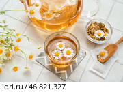 Чашка горячего чая из ромашки на белом плиточном фоне. Стоковое фото, фотограф Pixel_shot / Фотобанк Лори