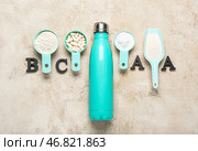 Композиция с бутылкой воды, буквами BCAA, таблетками аминокислот и порошком на гранж-фоне. Стоковое фото, фотограф Pixel_shot / Фотобанк Лори