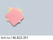 Записки на сером фоне. Концепция обновления. Стоковое фото, фотограф Pixel_shot / Фотобанк Лори