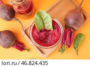 Доска с стеклом и бутылкой здорового свекольного сока на оранжевом фоне. Стоковое фото, фотограф Pixel_shot / Фотобанк Лори